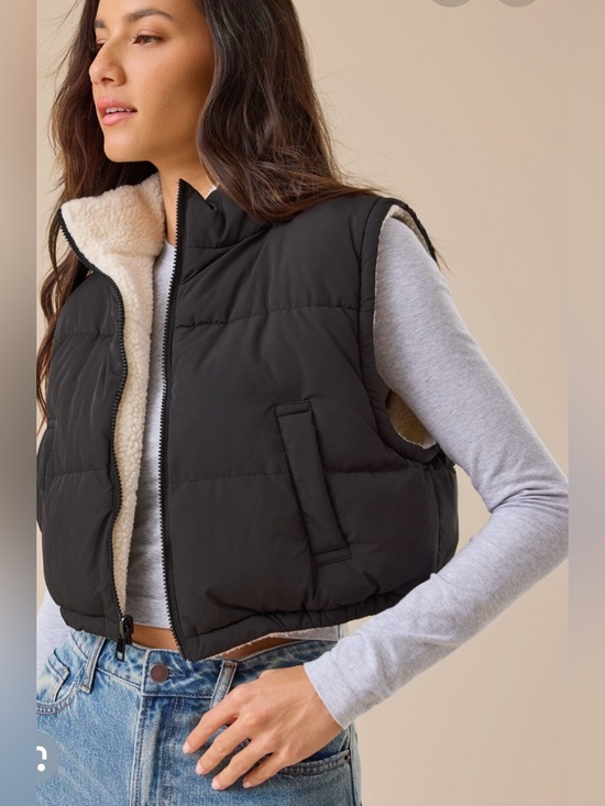 Altar'd State Jackets & Blazers - Altar'd State Black Leilani Reversible Cropped Puffer Vest Sz M